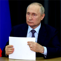 Путин: Открытый показ архивных материалов – достойный ответ тем, кто перевирает историю