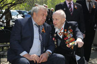 Празднование Дня Победы в РАН. Е.П.Челышев (справа) и Президент РАН В.Е. Фортов