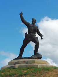 Памятник подвигу политработников, фото Романа Коротенко под лицензией CC BY-SA 3.0 с сайта Викисклада